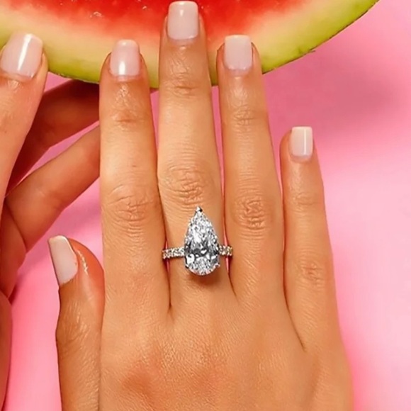 ✨SOLD OUT✨Gorgeous Pear Shaped Sparkler✨ - Picture 2 of 6